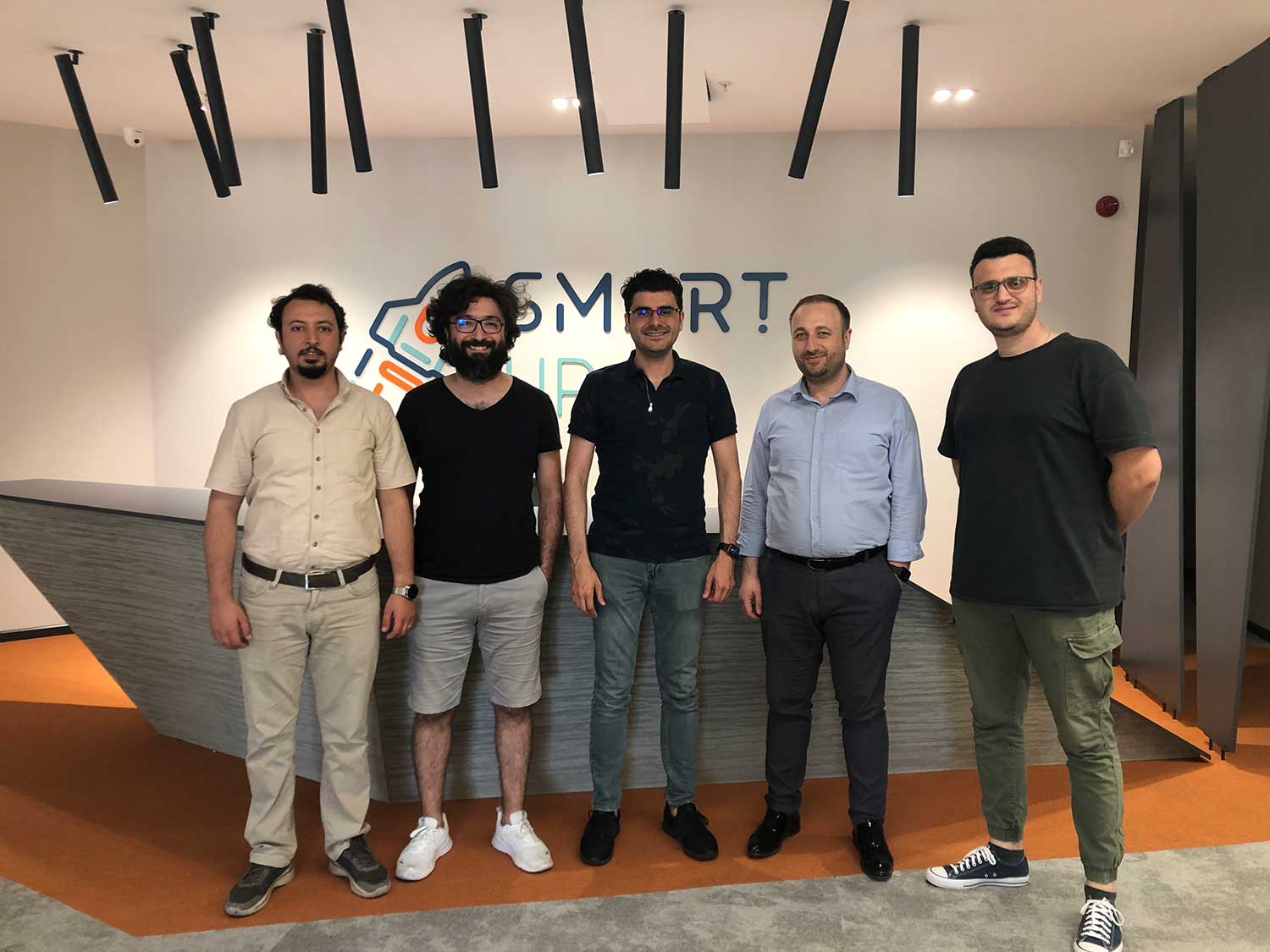ODABLANC Bilişim A.Ş.'den Barış Yüksel, Oytun Yalçın ve Osman Gökhan ile SMART UP'tan Mehmet Turpcu ve Selim Karaşin birlikte poz veriyor